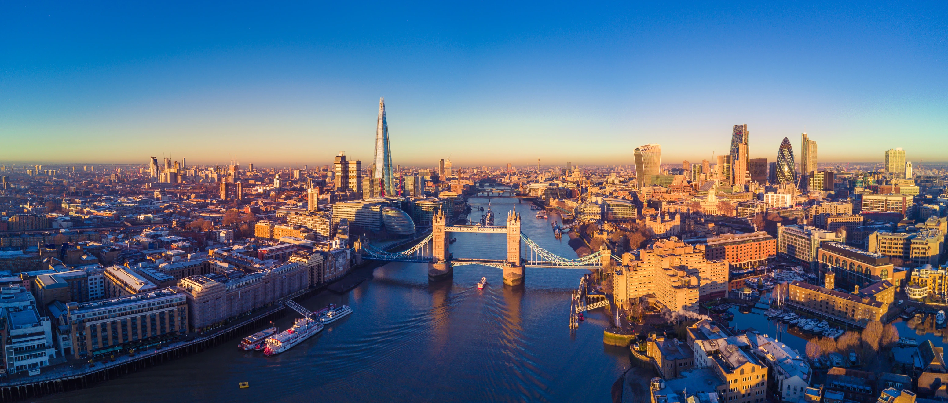 ロンドンの街並みとタワーブリッジ
