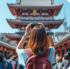 日本の寺院で写真を撮る旅行者